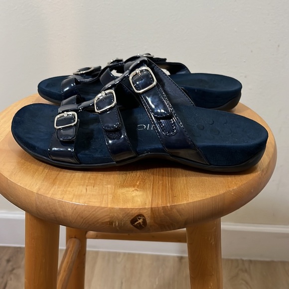 Vionic navy blue patent leather sandals. Size 7 - Picture 3 of 6